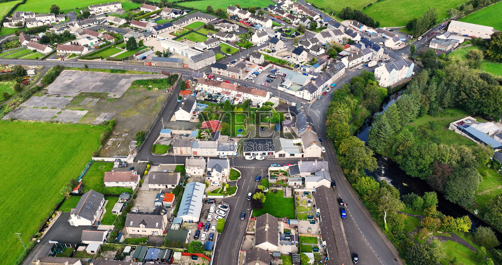 阿尔莫伊村（北爱尔兰安特里姆郡）的住宅、联排别墅、平房和住房的鸟瞰图照片摄影图片
