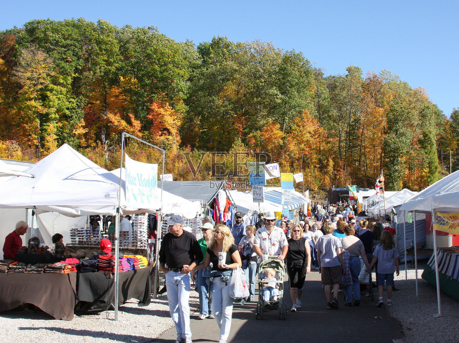 人们在美国印第安纳州罗克维尔的曼斯菲尔德公园的摊贩之间走动照片摄影图片
