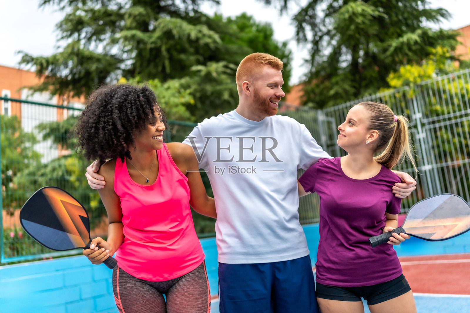 多民族朋友在打完皮克球后相拥在一起照片摄影图片