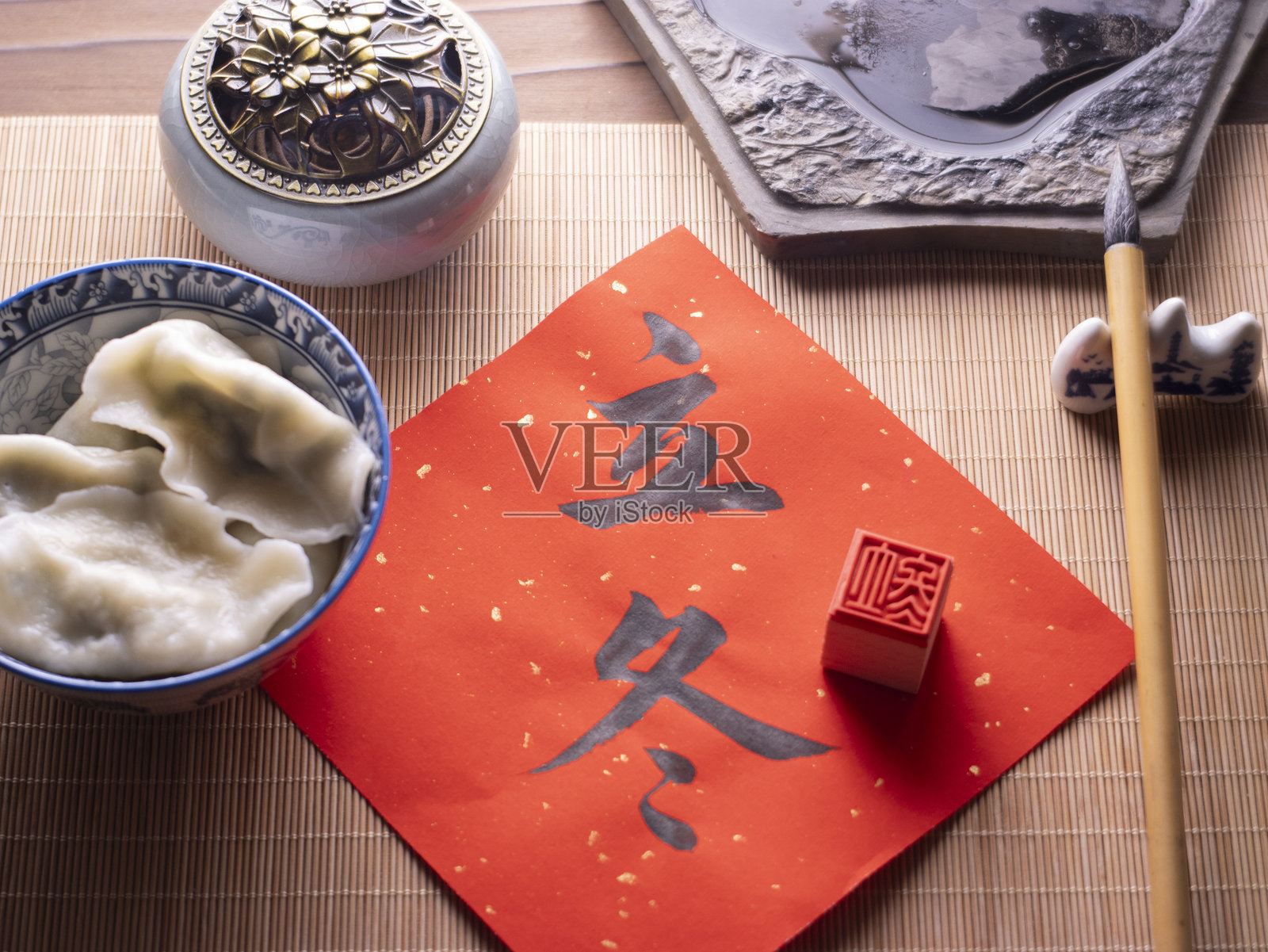 冬季初期制作的饺子照片摄影图片