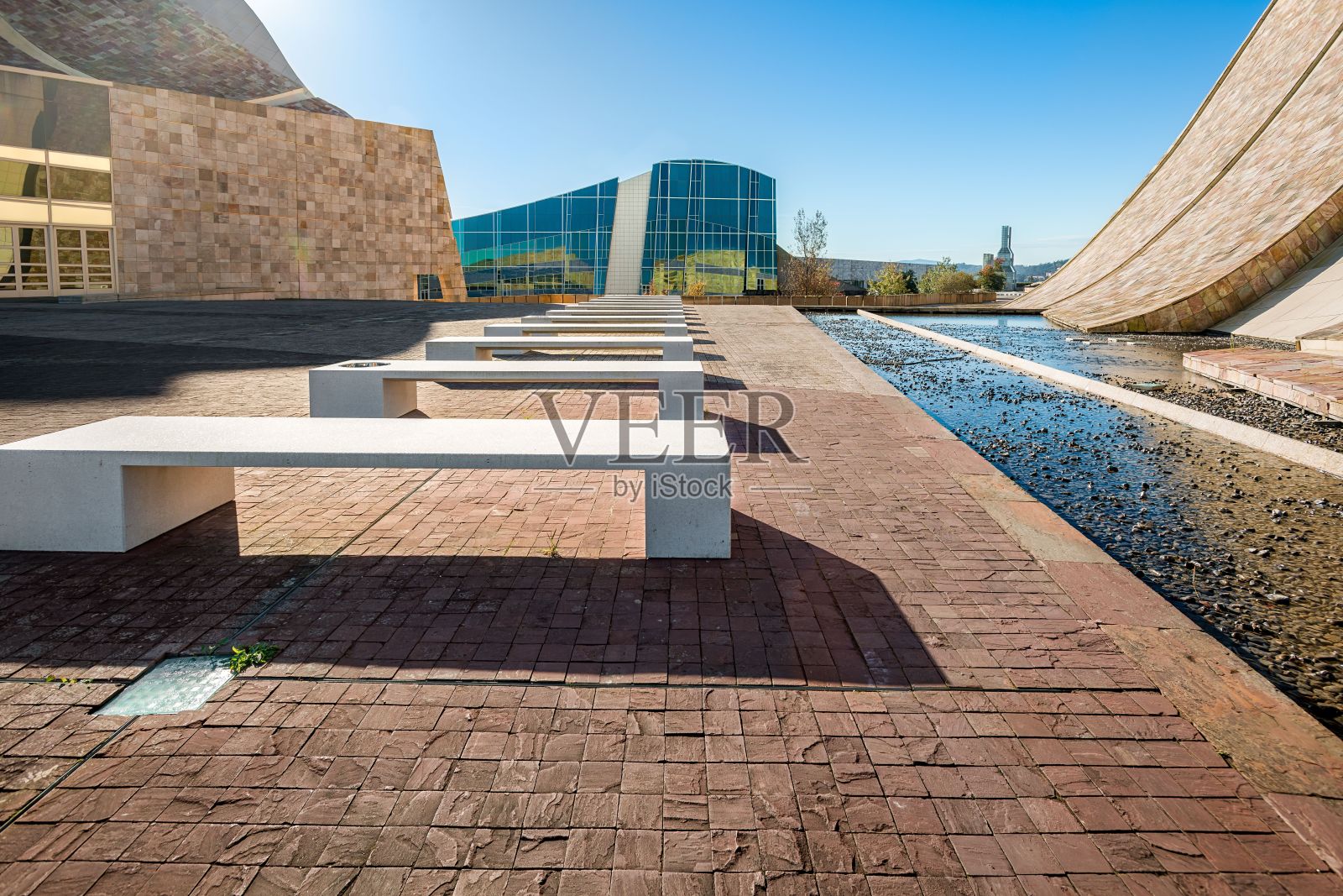 圣地亚哥文化广场的现代建筑场所，配有长椅照片摄影图片