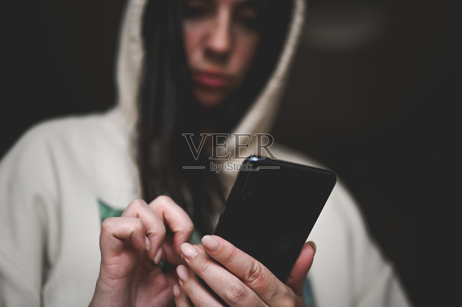 担心的女人在使用智能手机照片摄影图片