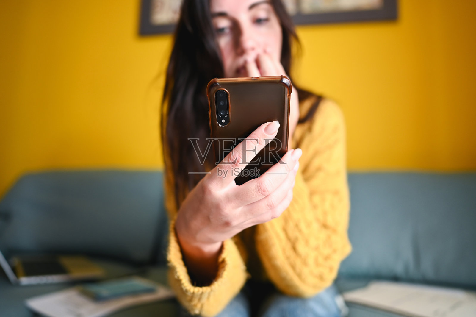 举报概念。来自未知号码的电话。照片摄影图片