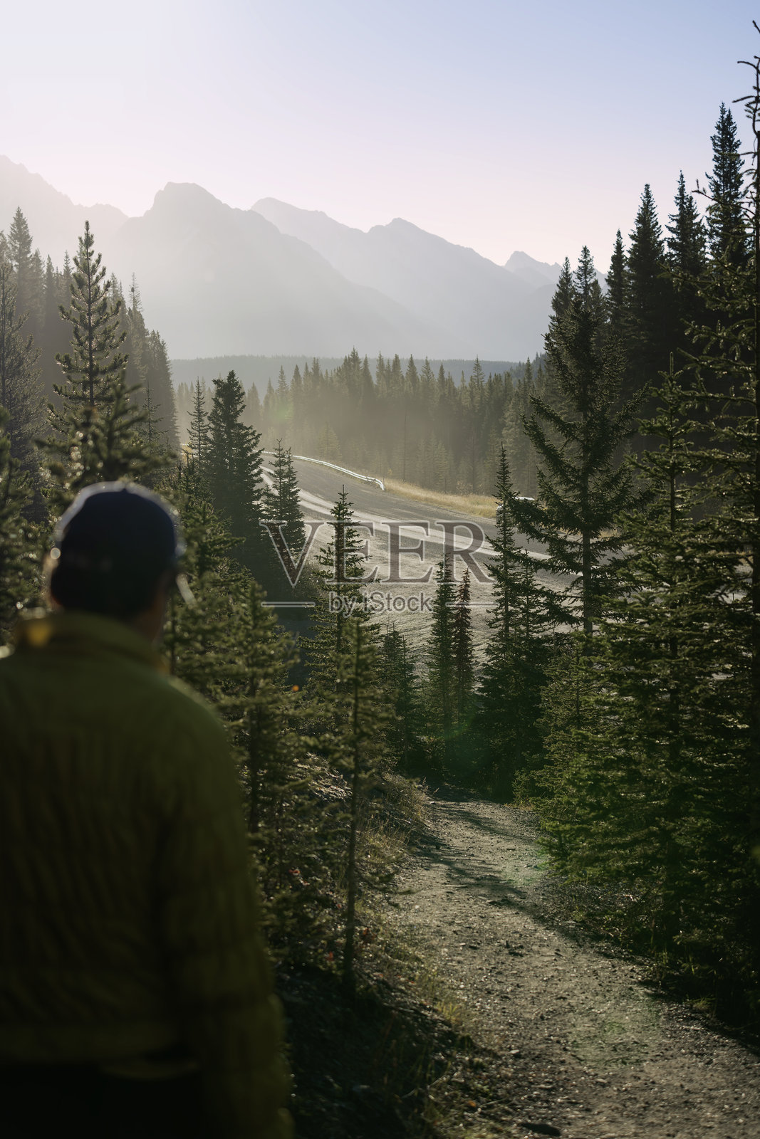 成熟男性在秋季的森林中徒步旅行照片摄影图片