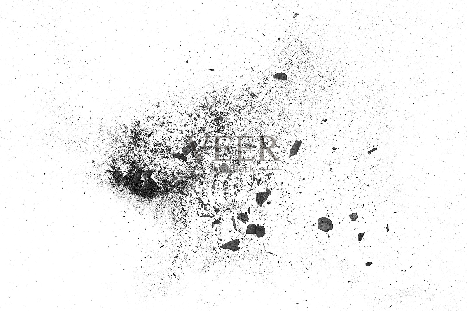 白色背景上的黑色炭粒，俯视图。用于面膜的活性炭粉。照片摄影图片