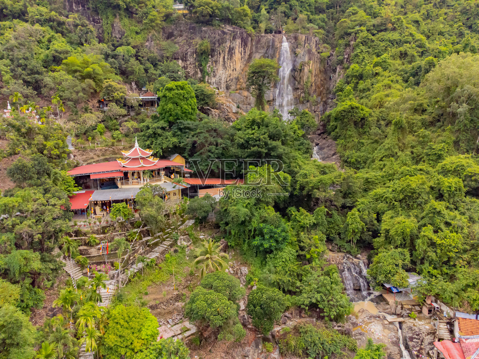 岩石中的佛教寺庙。照片摄影图片