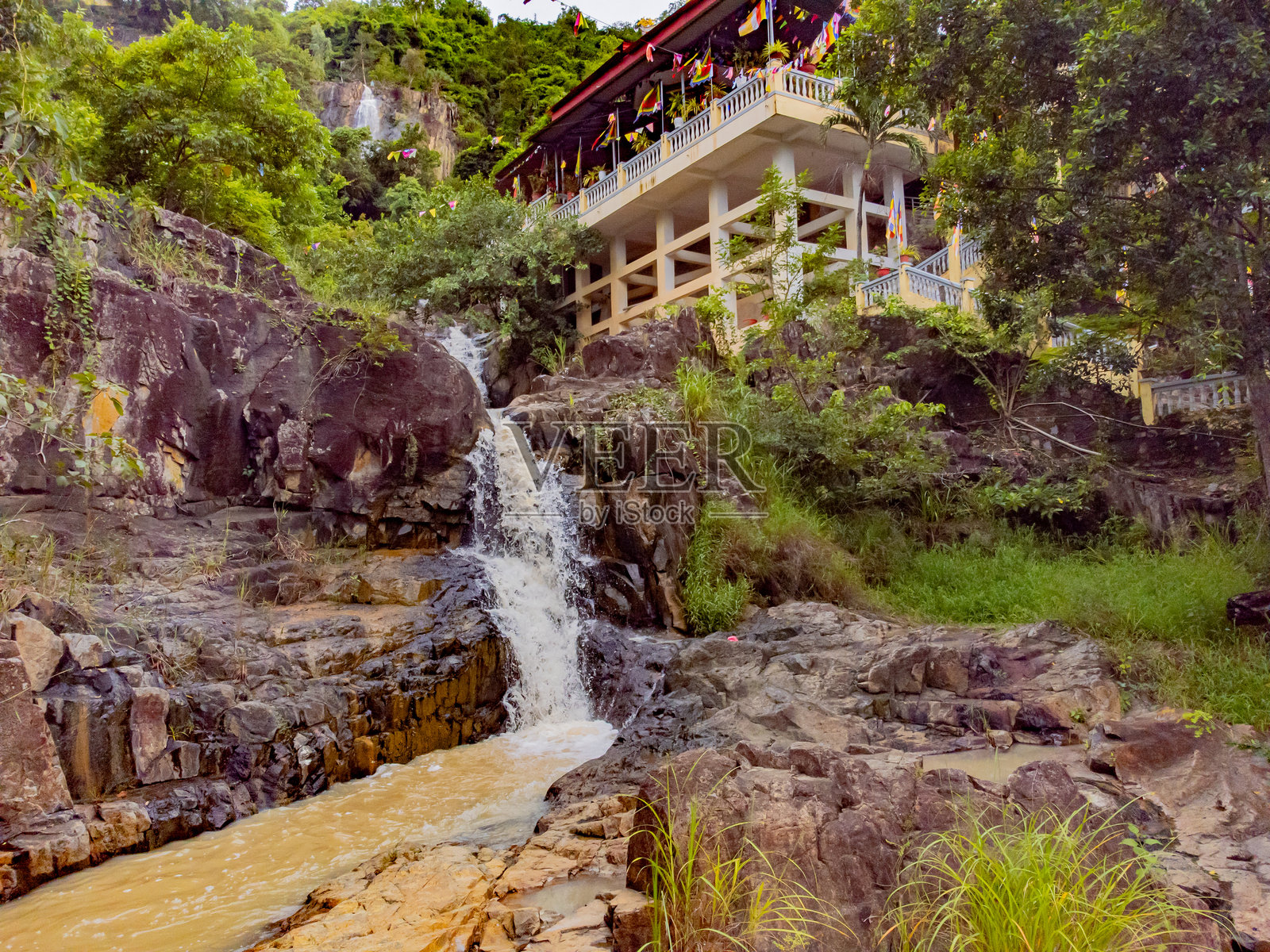 岩石中的佛教寺庙。照片摄影图片