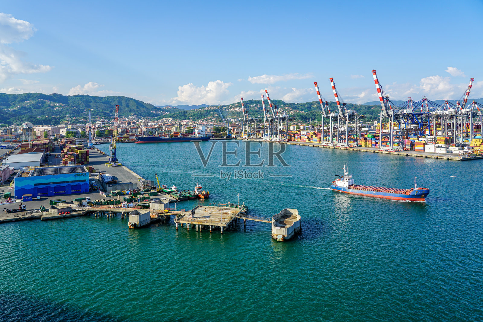 斯佩齐亚港口工业区的鸟瞰图照片摄影图片