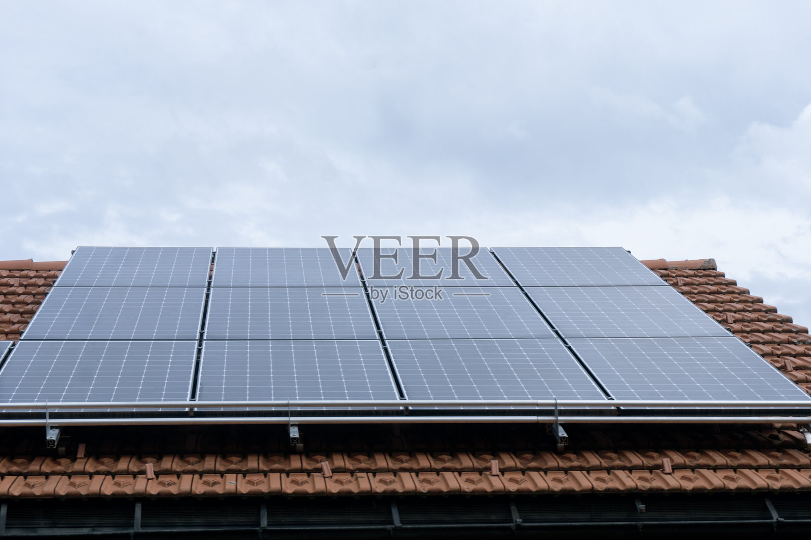 安装在房屋屋顶上的太阳能电池板照片摄影图片