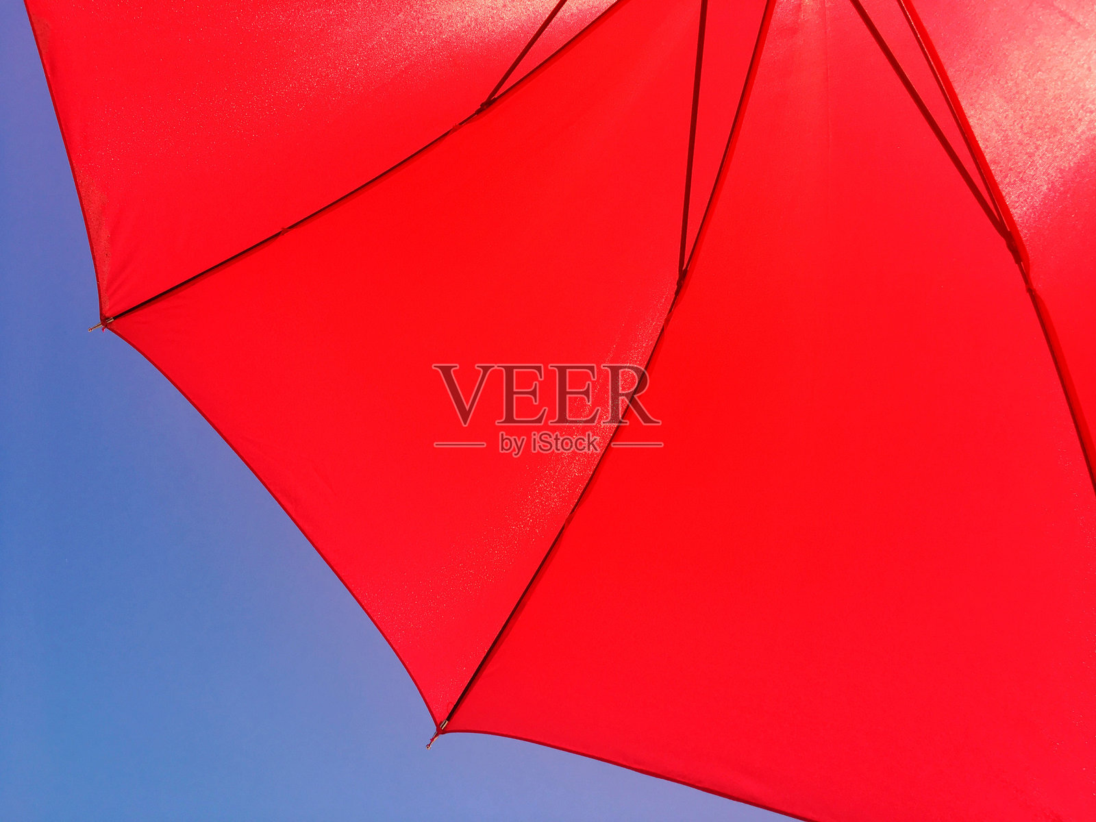 红伞与鲜艳蓝天的特写镜头照片摄影图片
