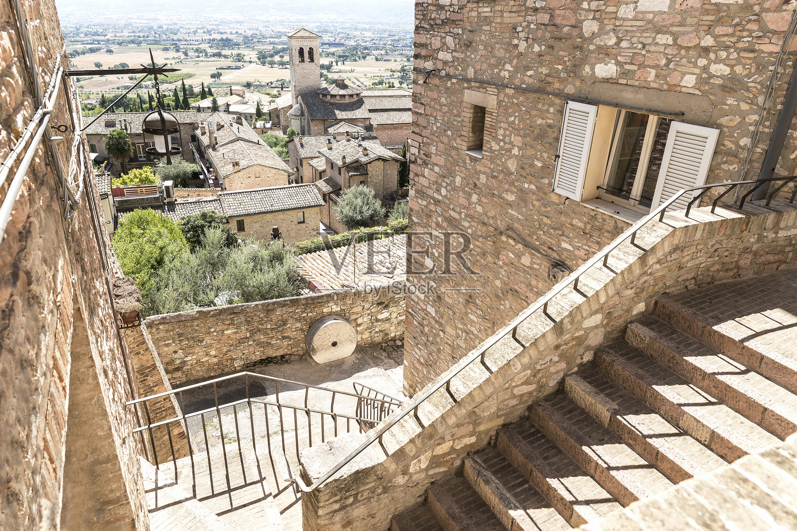 意大利翁布里亚省佩鲁贾市阿西西的城市建筑街景。照片摄影图片