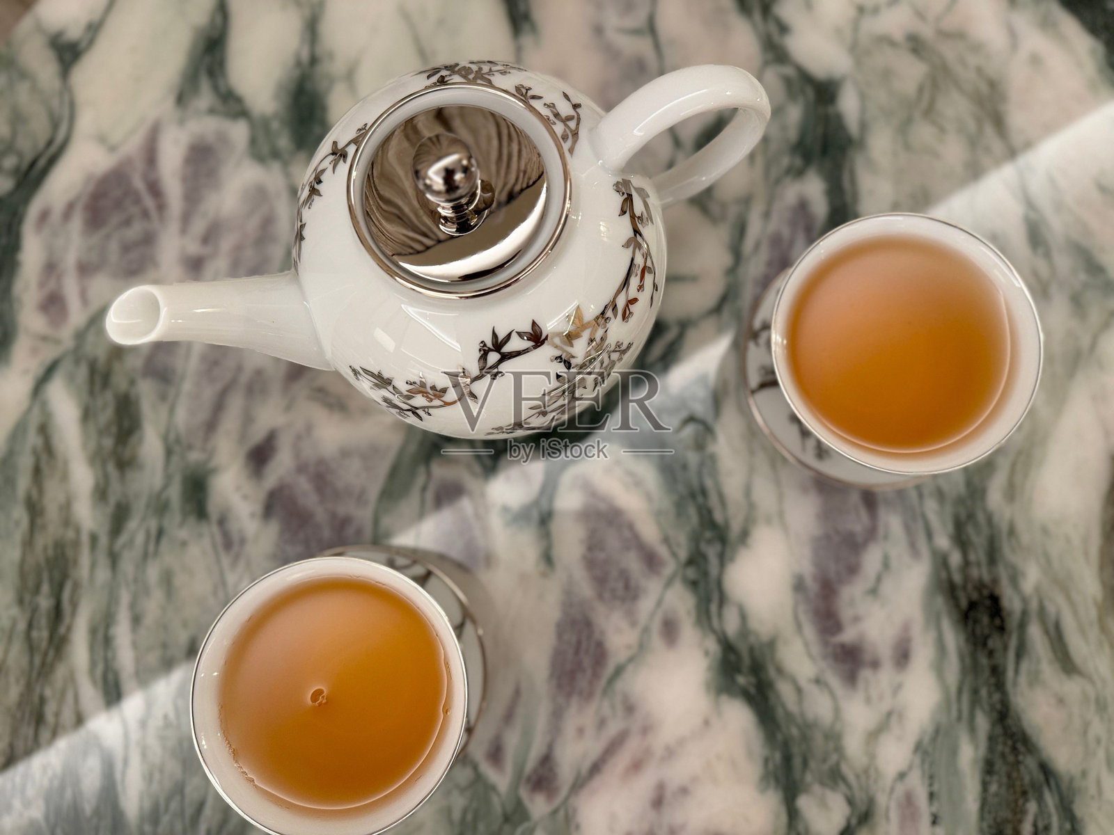 大理石桌上的茶壶和茶照片摄影图片