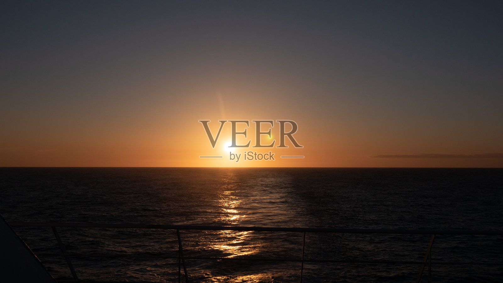 海上日落自然风光。海上日落海景。美丽的海上日落水面。海上日落的照片。照片摄影图片