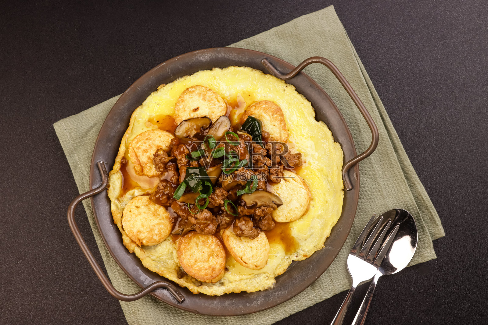 新加坡和马来西亚中餐馆里的美味日式豆腐，这些丝滑的蛋豆腐配上肉酱。照片摄影图片