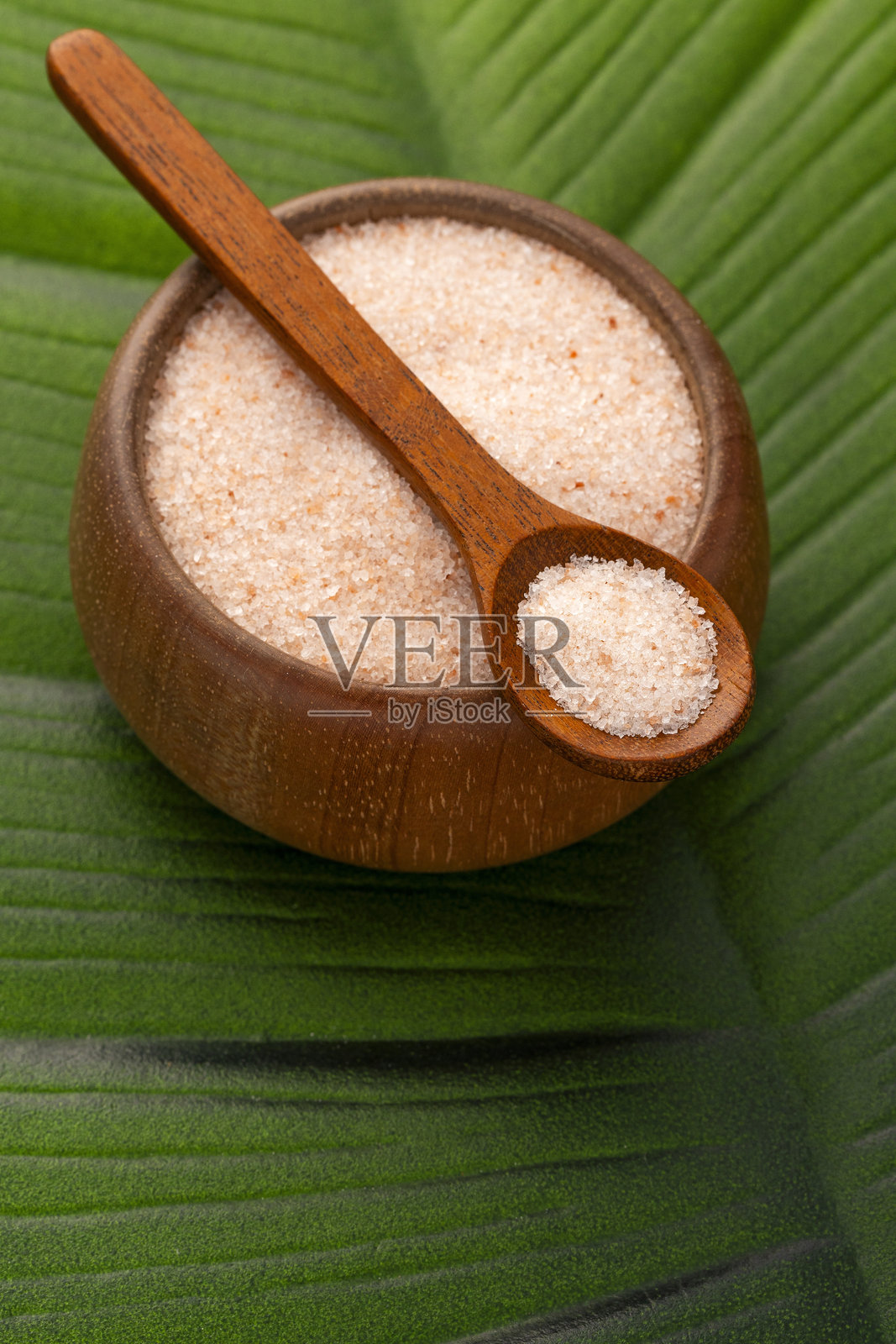 细颗粒和粗颗粒的纯盐 - 喜马拉雅粉盐晶体照片摄影图片