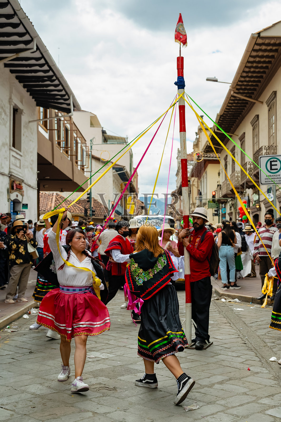 厄瓜多尔昆卡的旅行儿童游行：每年十二月举行的文化和宗教游行照片摄影图片