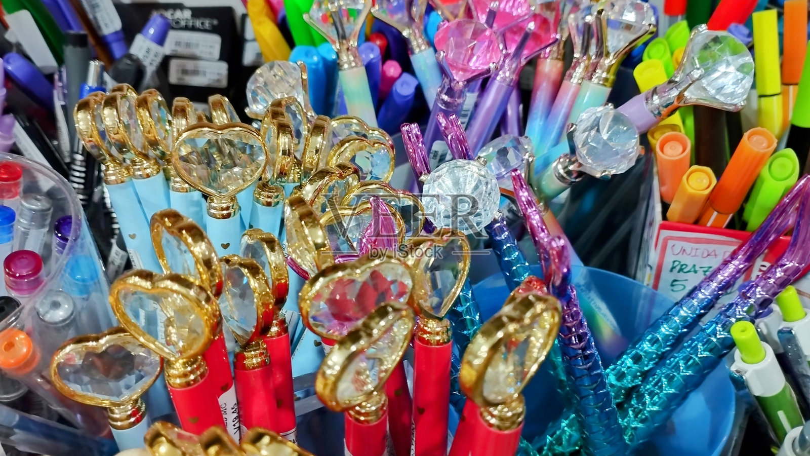 多种颜色和形状的笔帽照片摄影图片