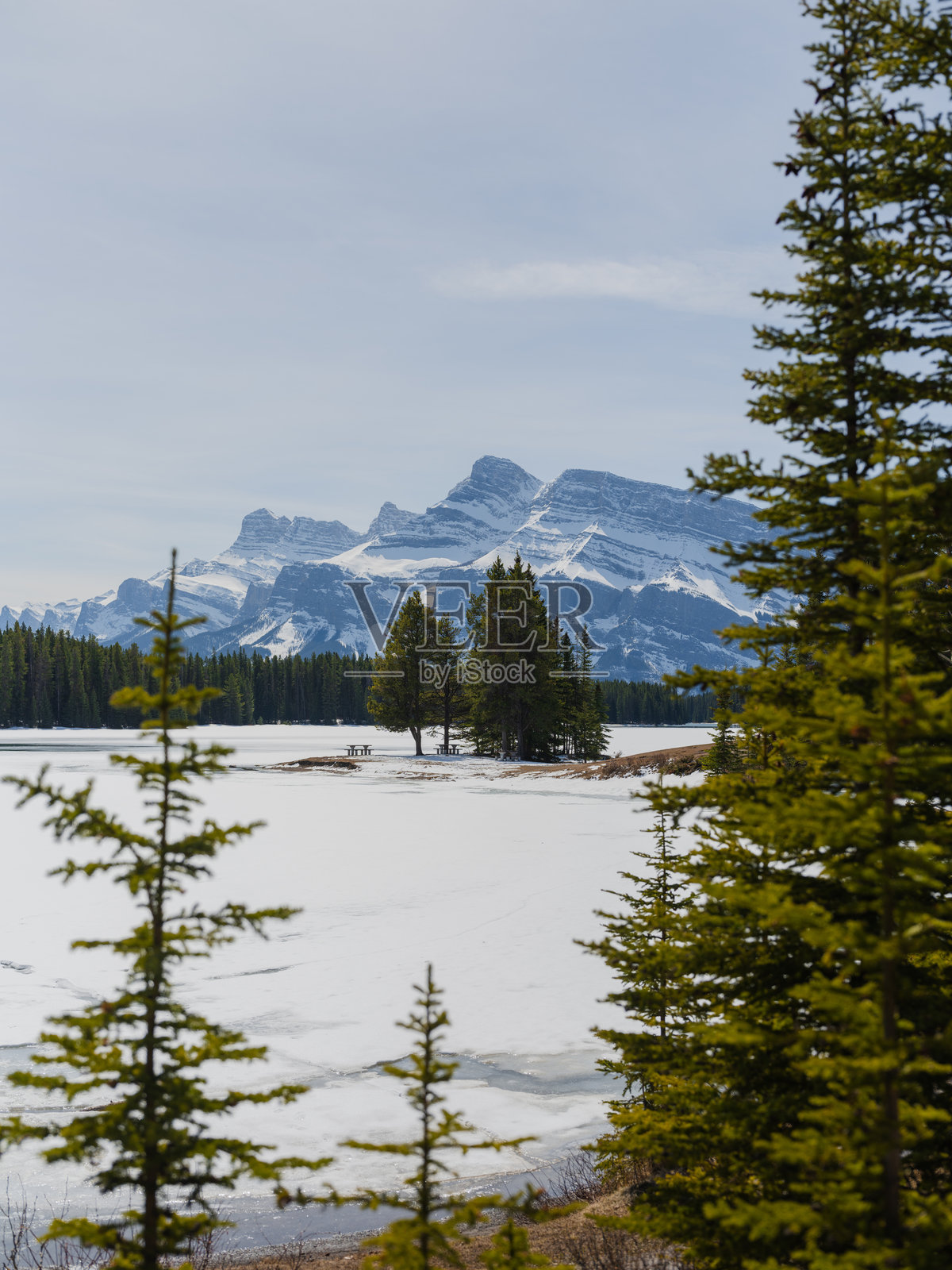 班夫国家公园春季的莫雷恩湖照片摄影图片