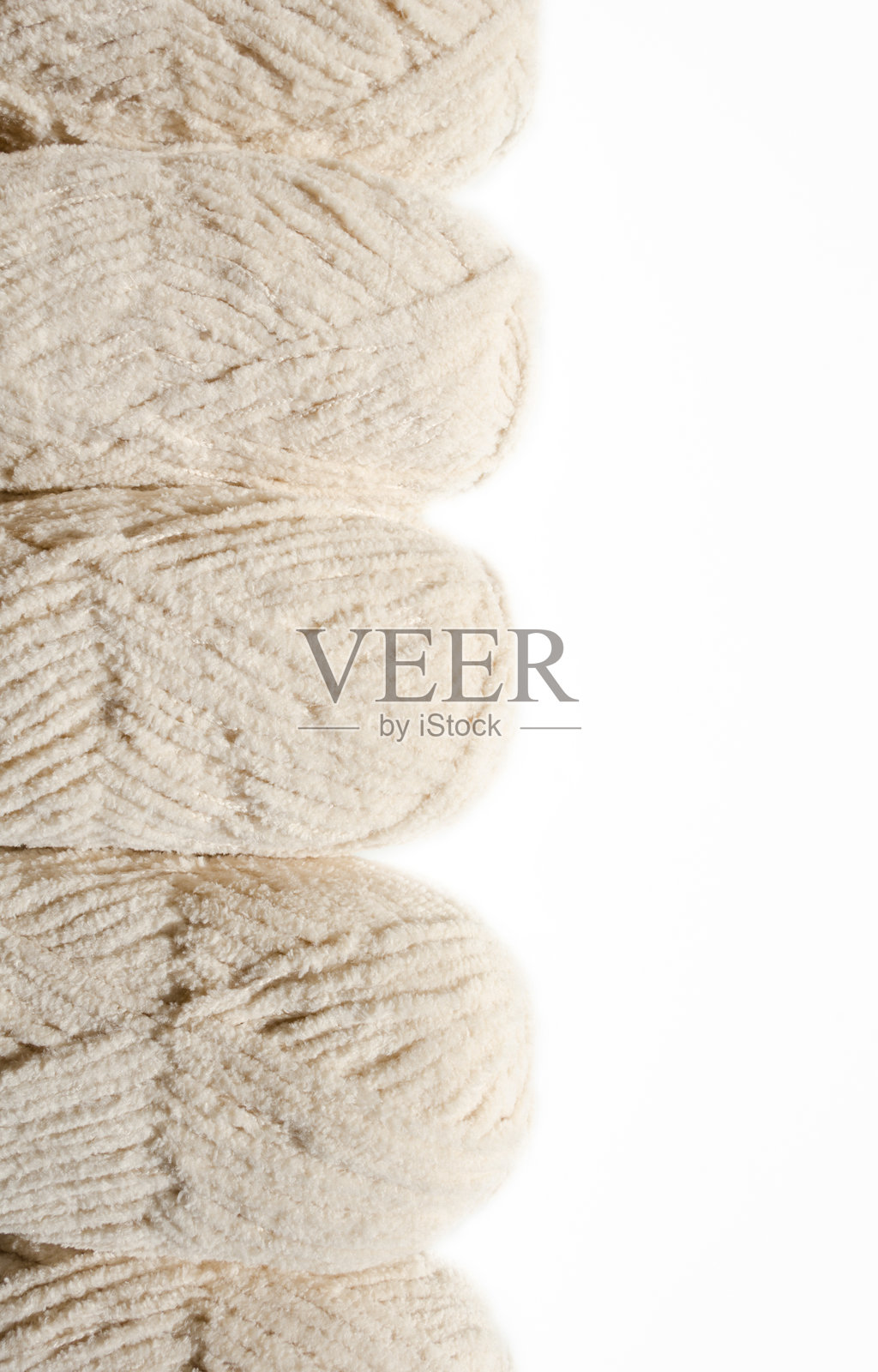 白色背景上的毛绒纱线特写。冬季毛线球。照片摄影图片