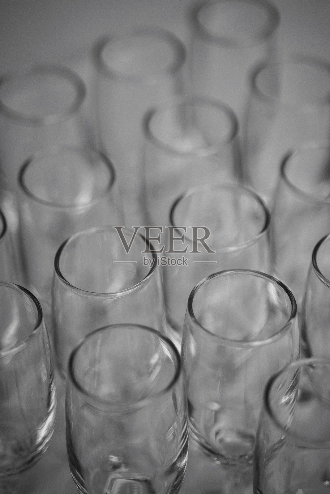 许多空酒杯。照片摄影图片