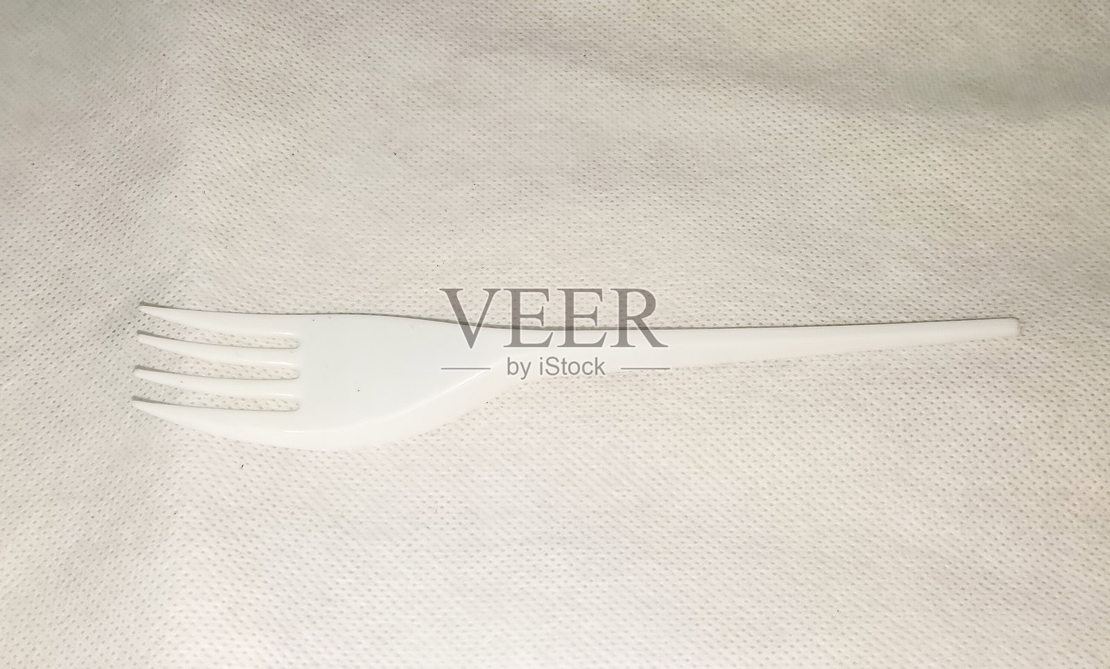 白色背景上的塑料勺子照片摄影图片