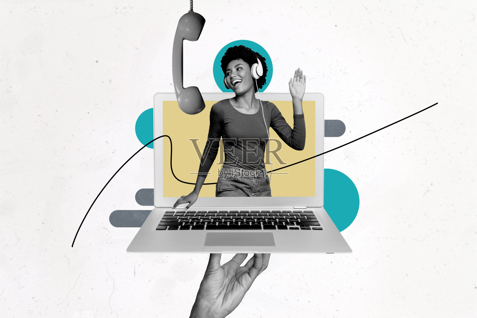 快乐的美国女孩戴着耳机，作为自由职业者在呼叫中心接听电话，透过笔记本电脑窥视，背景为涂鸦风格。照片摄影图片