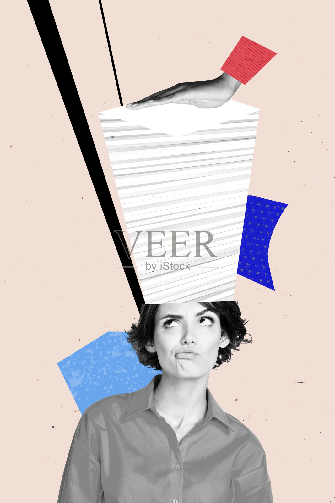 不满意的女员工手中拿着一堆文件，垂直照片拼贴，背景为涂鸦风格。照片摄影图片