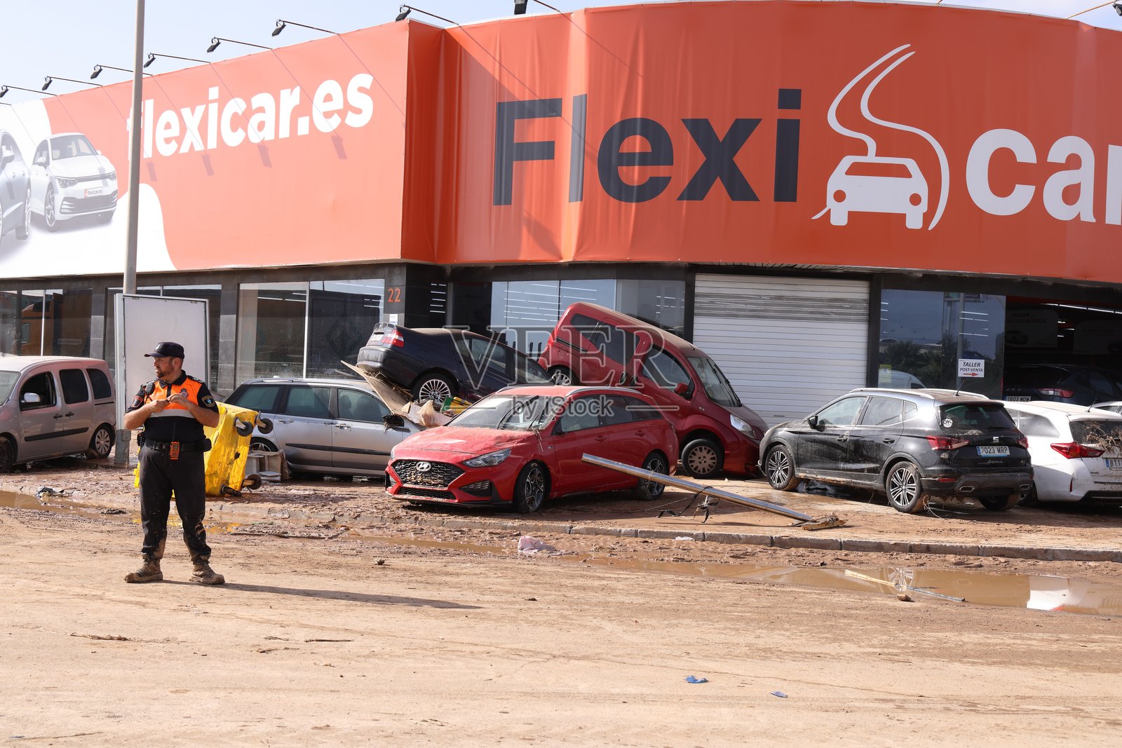 西班牙瓦伦西亚暴风雨DANA造成的影响 - 汽车和其他车辆因暴雨洪水而翻倒堆积在一起照片摄影图片