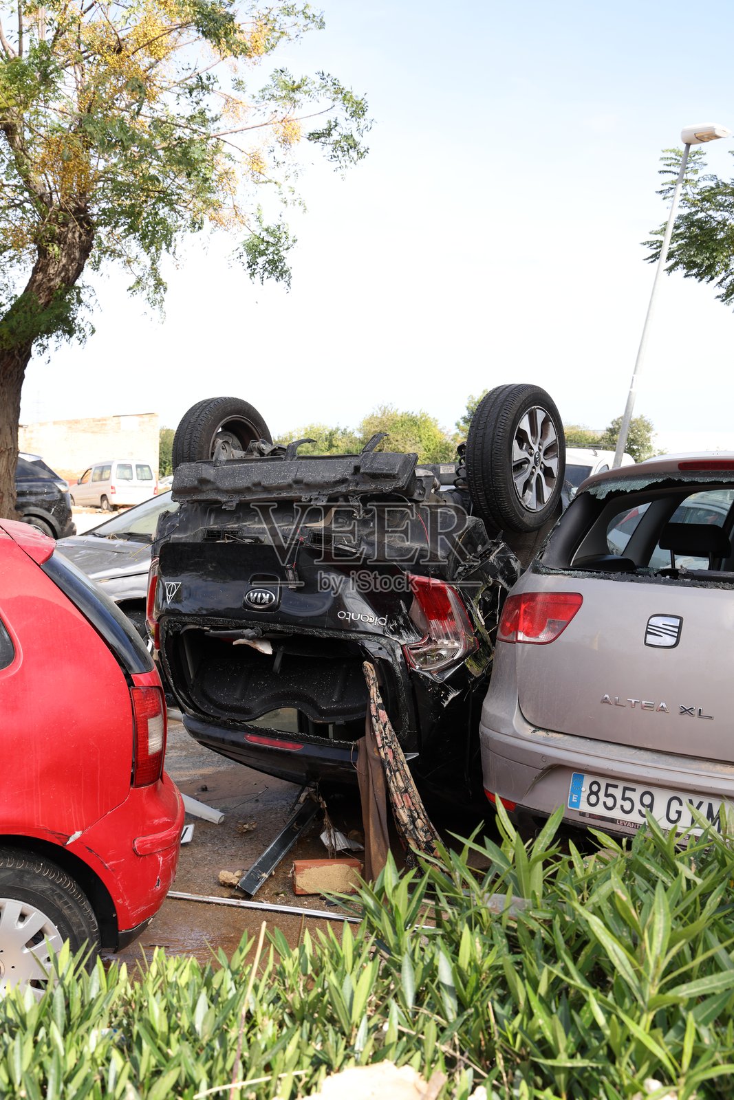 DANA风暴造成的后果。汽车和其他车辆因西班牙瓦伦西亚的暴雨洪水而翻倒堆积。照片摄影图片