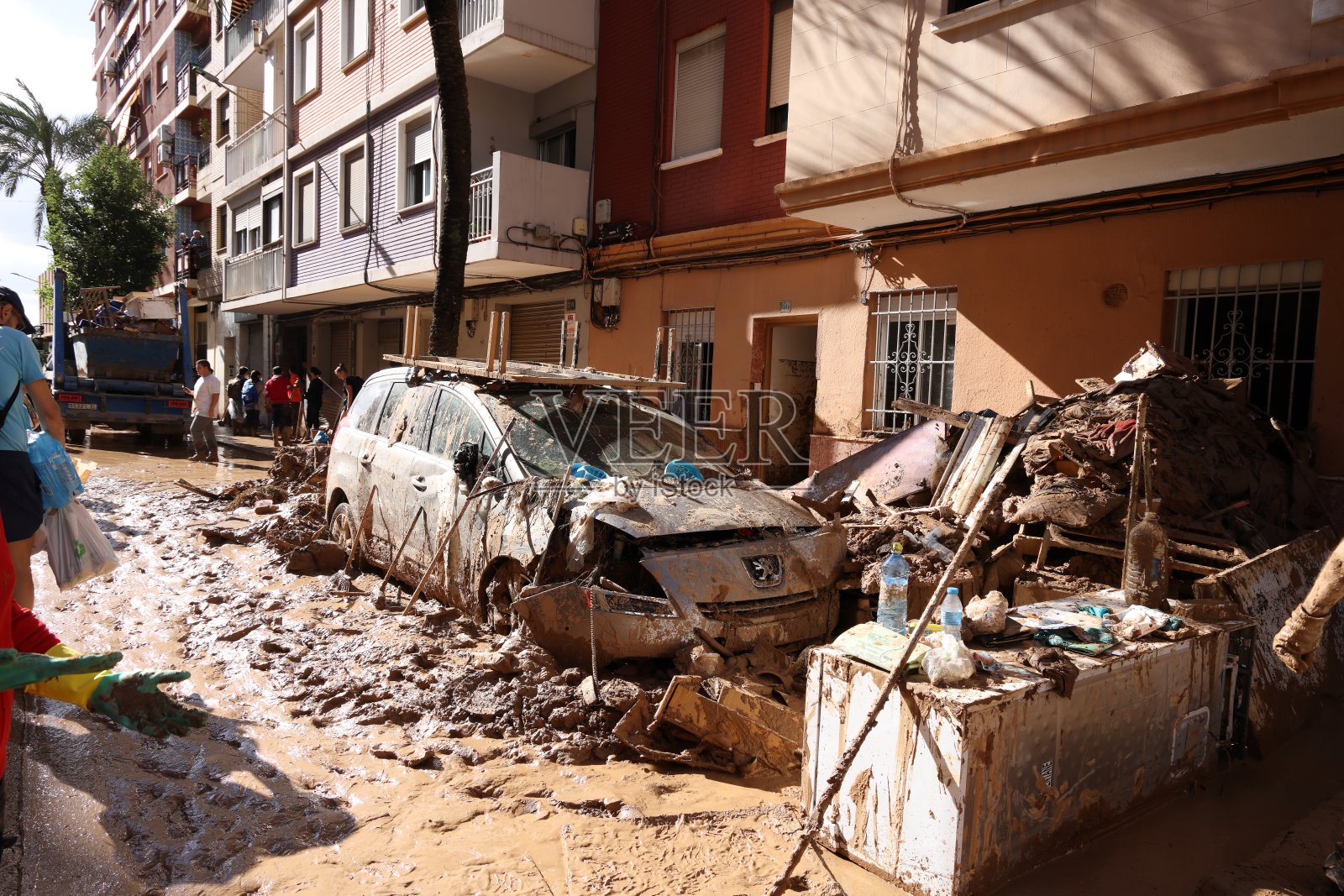 DANA风暴造成的后果。汽车和其他车辆因西班牙瓦伦西亚的暴雨洪水而翻倒堆积。照片摄影图片