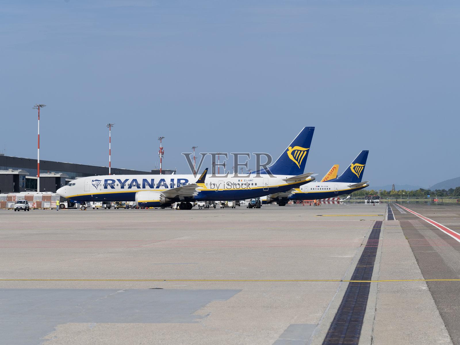 BGY米兰贝尔加莫国际机场停靠着许多不同航空公司的飞机。机场的空中交通繁忙。照片摄影图片