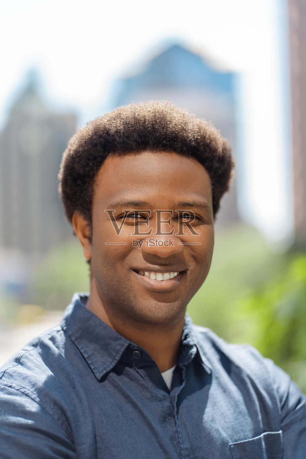 年轻的职业人士在城市中微笑照片摄影图片