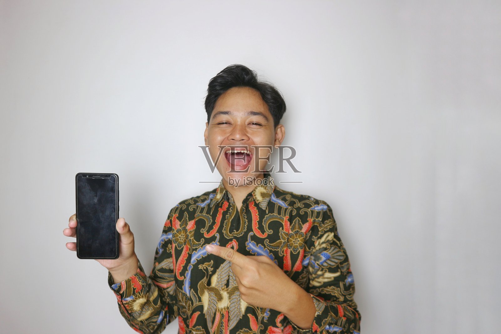 独自在白色背景下的印尼亚洲成年男性的随机表情照片摄影图片