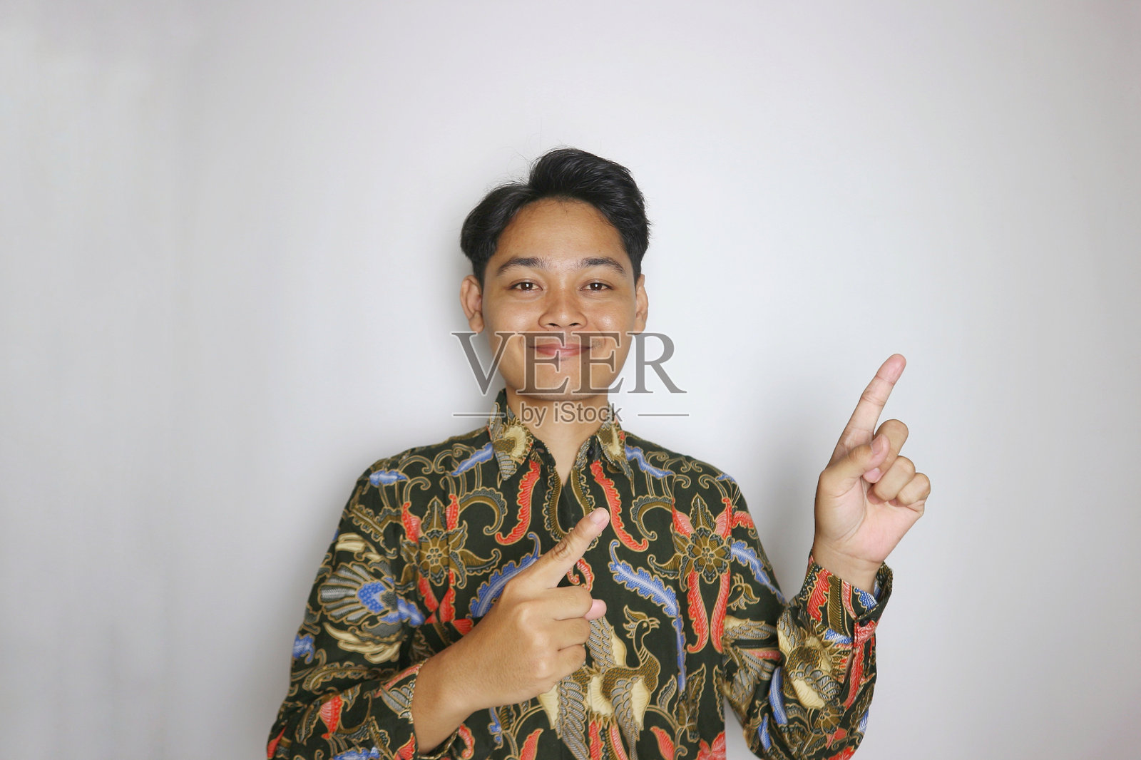 独自在白色背景下的印尼亚洲成年男性的随机表情照片摄影图片