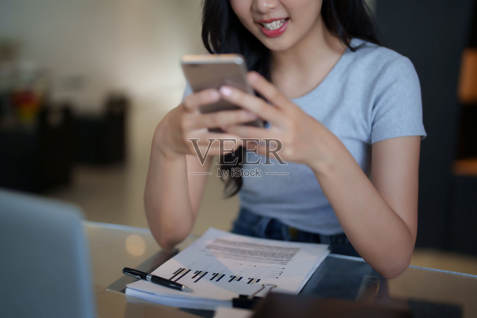 亚洲女学生在咖啡馆使用智能手机与朋友聊天和浏览社交媒体，观看在线课程视频后学习教育知识。照片摄影图片