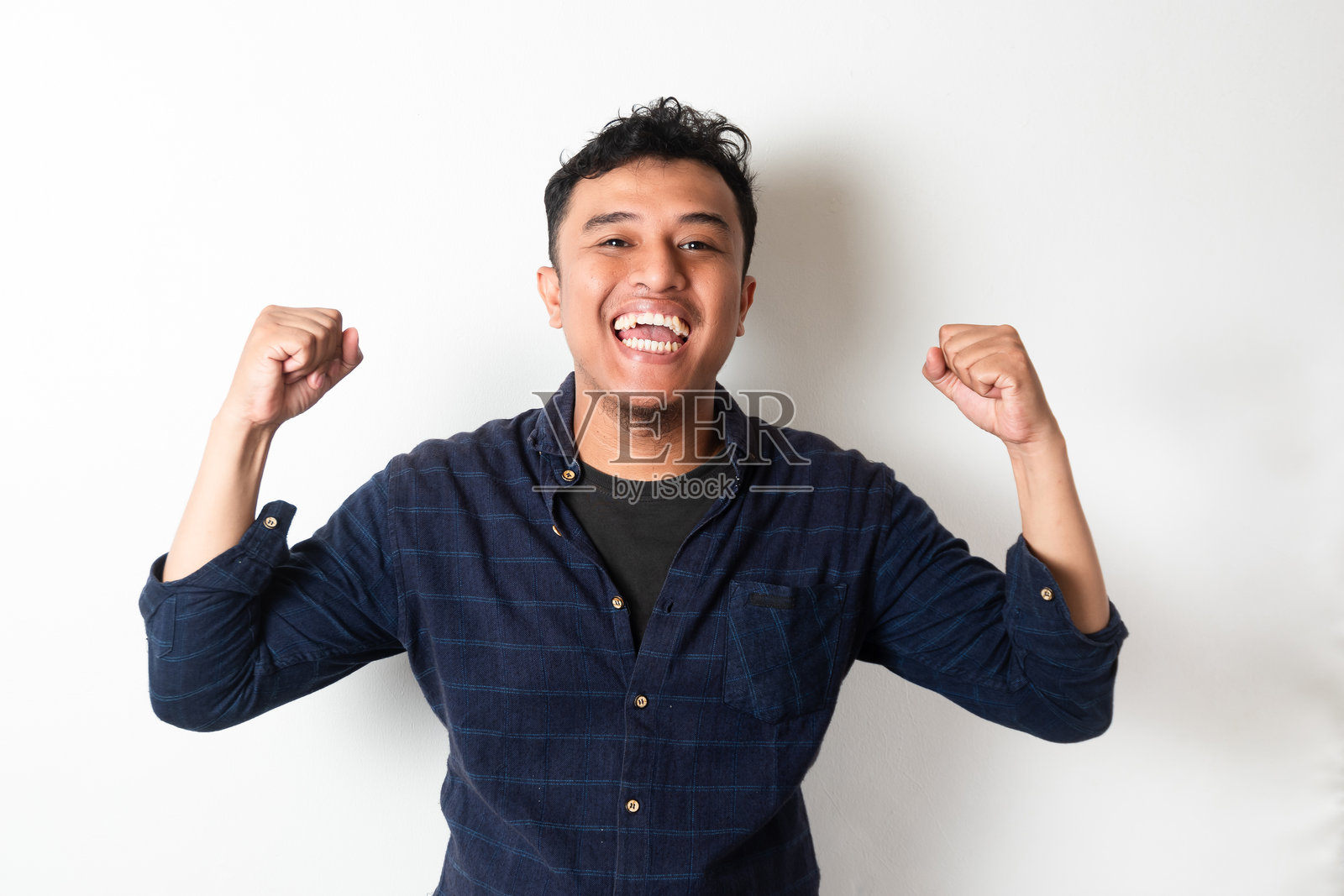 亚洲成年男性双手握拳高举欢呼照片摄影图片