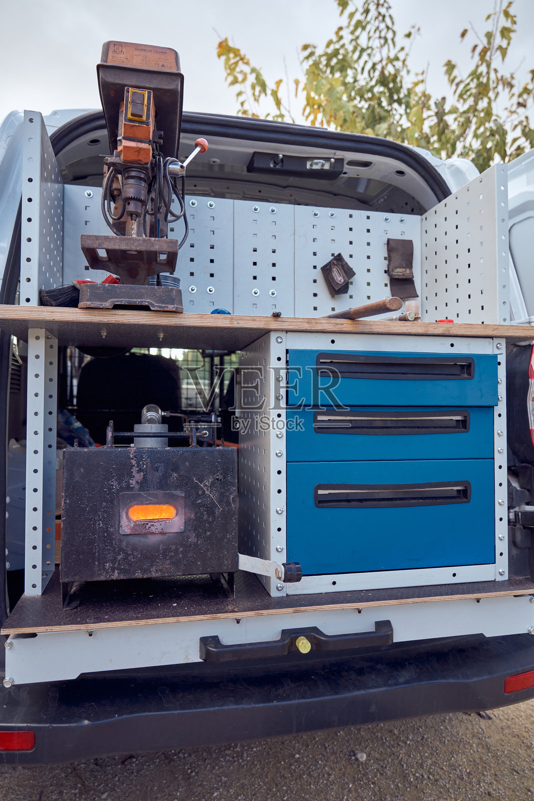 更换马蹄铁的铁匠炉照片摄影图片