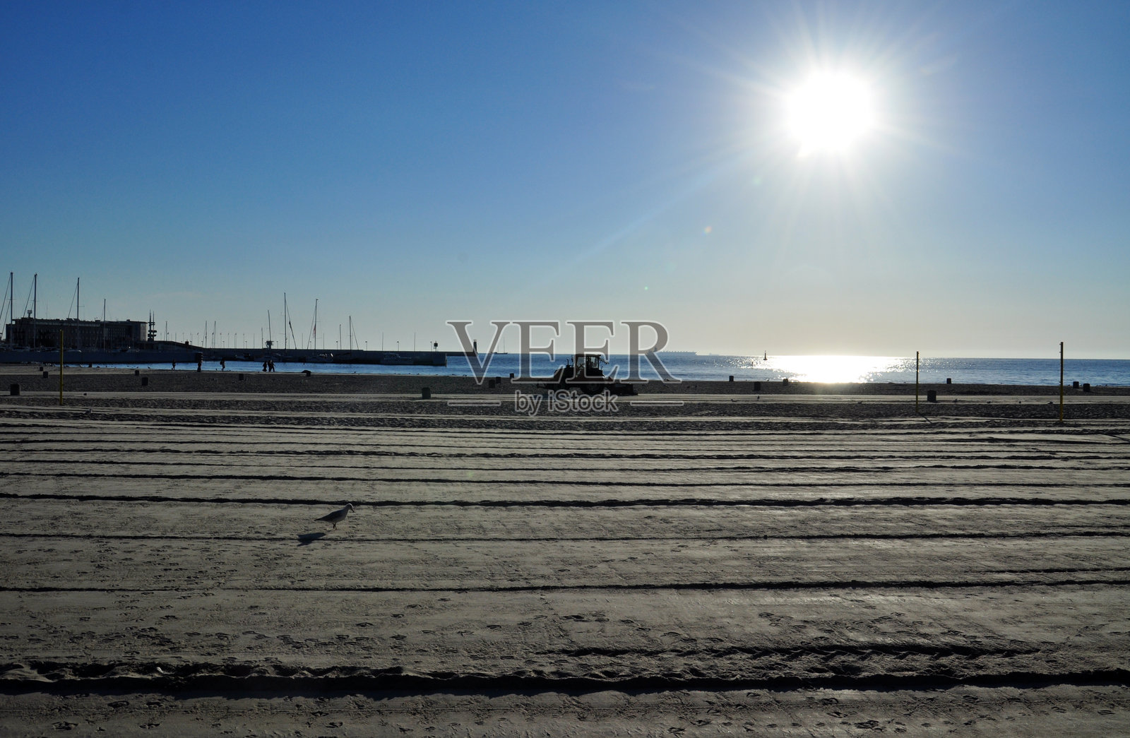 日落时分，海滩与晴朗天空的美丽景色照片摄影图片