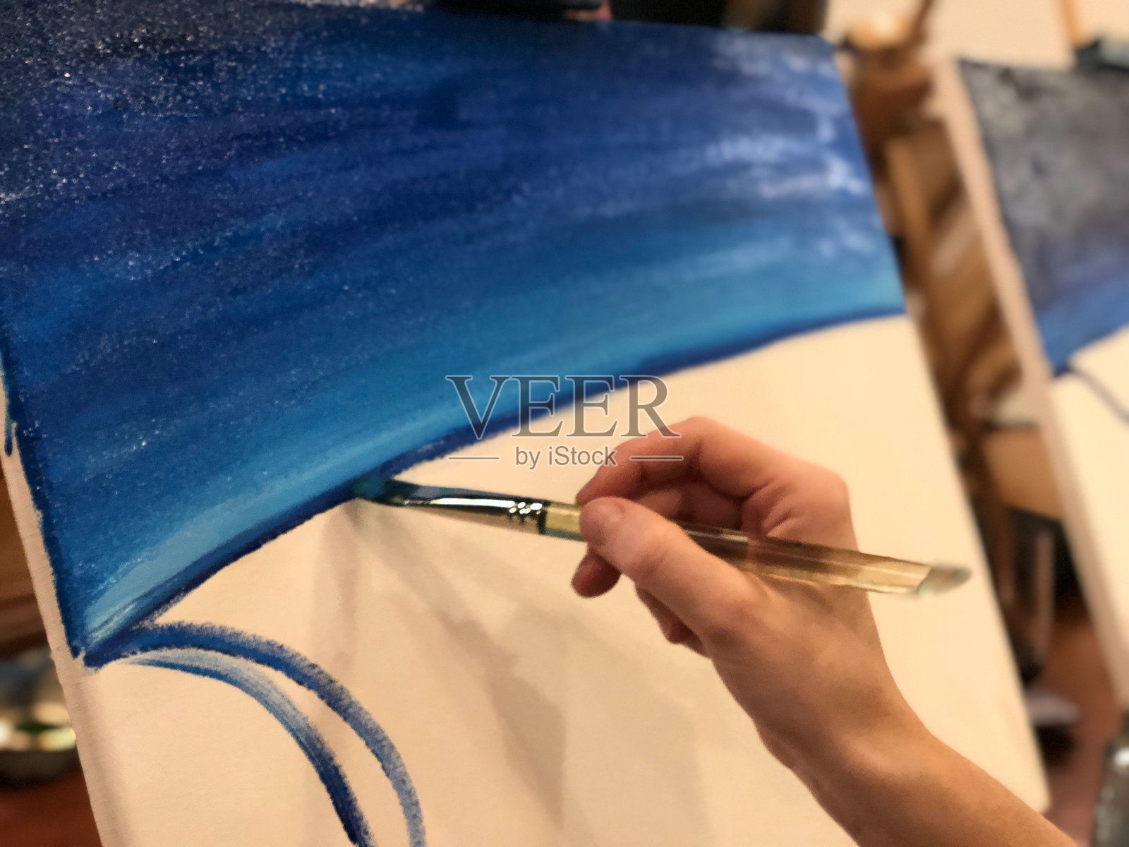 裁剪的手在画布上作画照片摄影图片