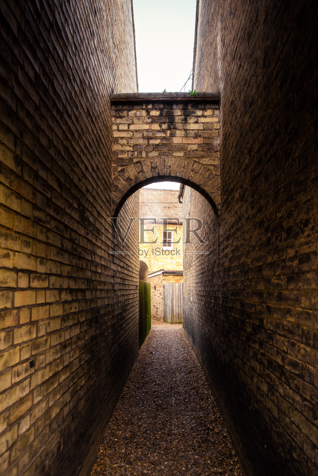 两栋房子之间的狭窄走廊照片摄影图片