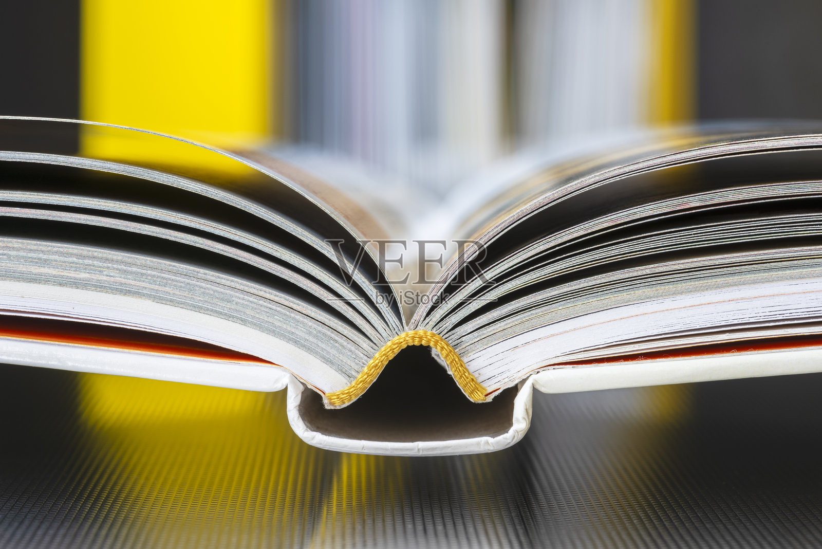 背景模糊的精装书与书架照片摄影图片