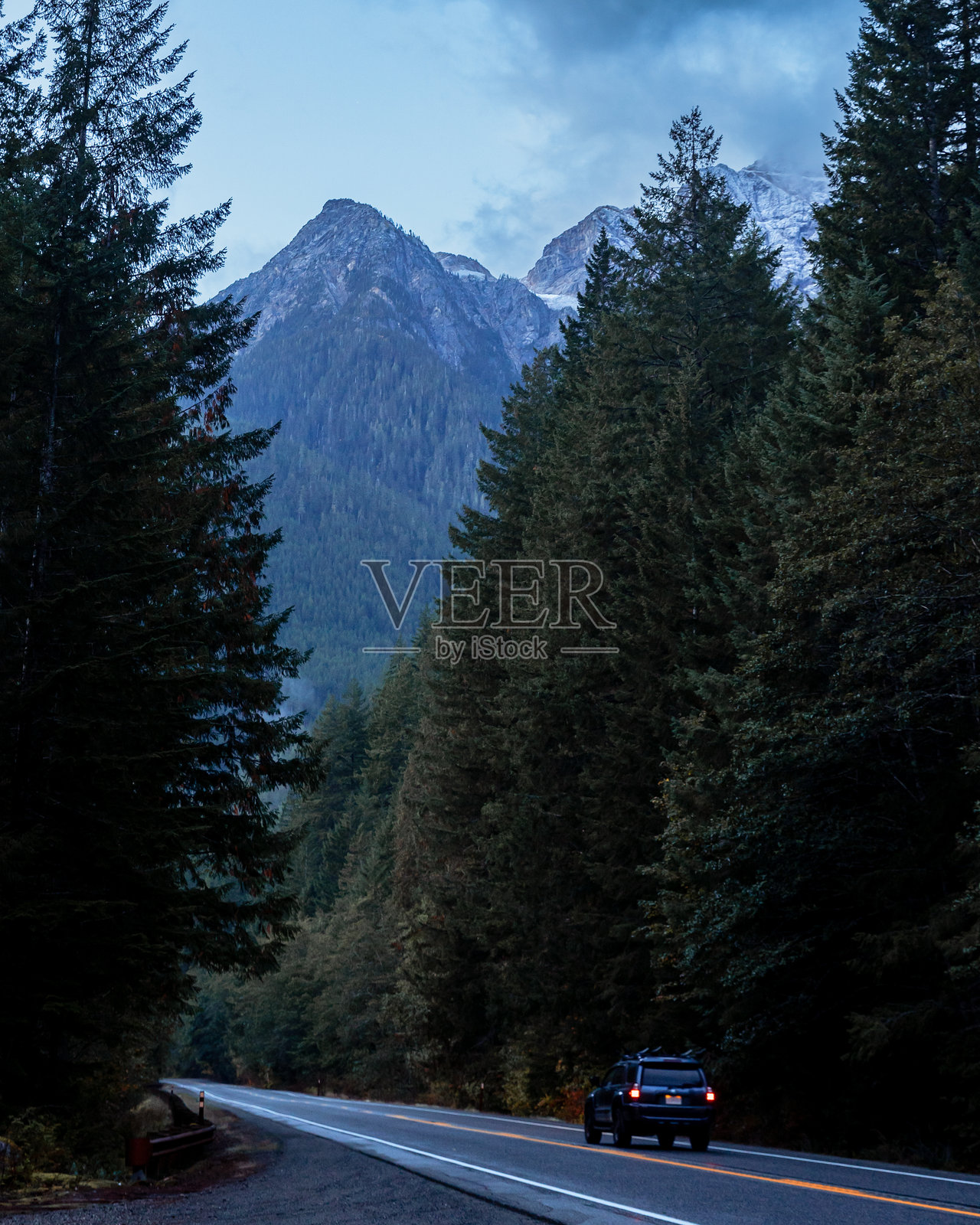 华盛顿州北喀斯喀特山脉荒野地区的山路上行驶的车辆照片摄影图片