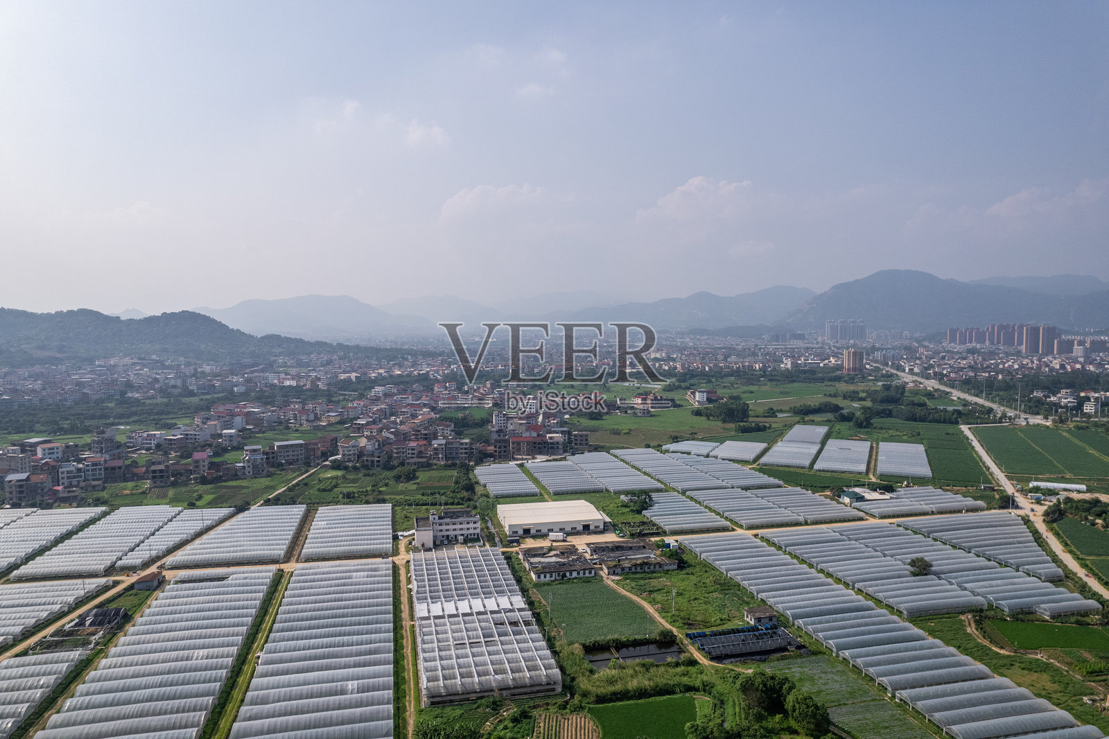 现代农业温室和村庄的鸟瞰图照片摄影图片