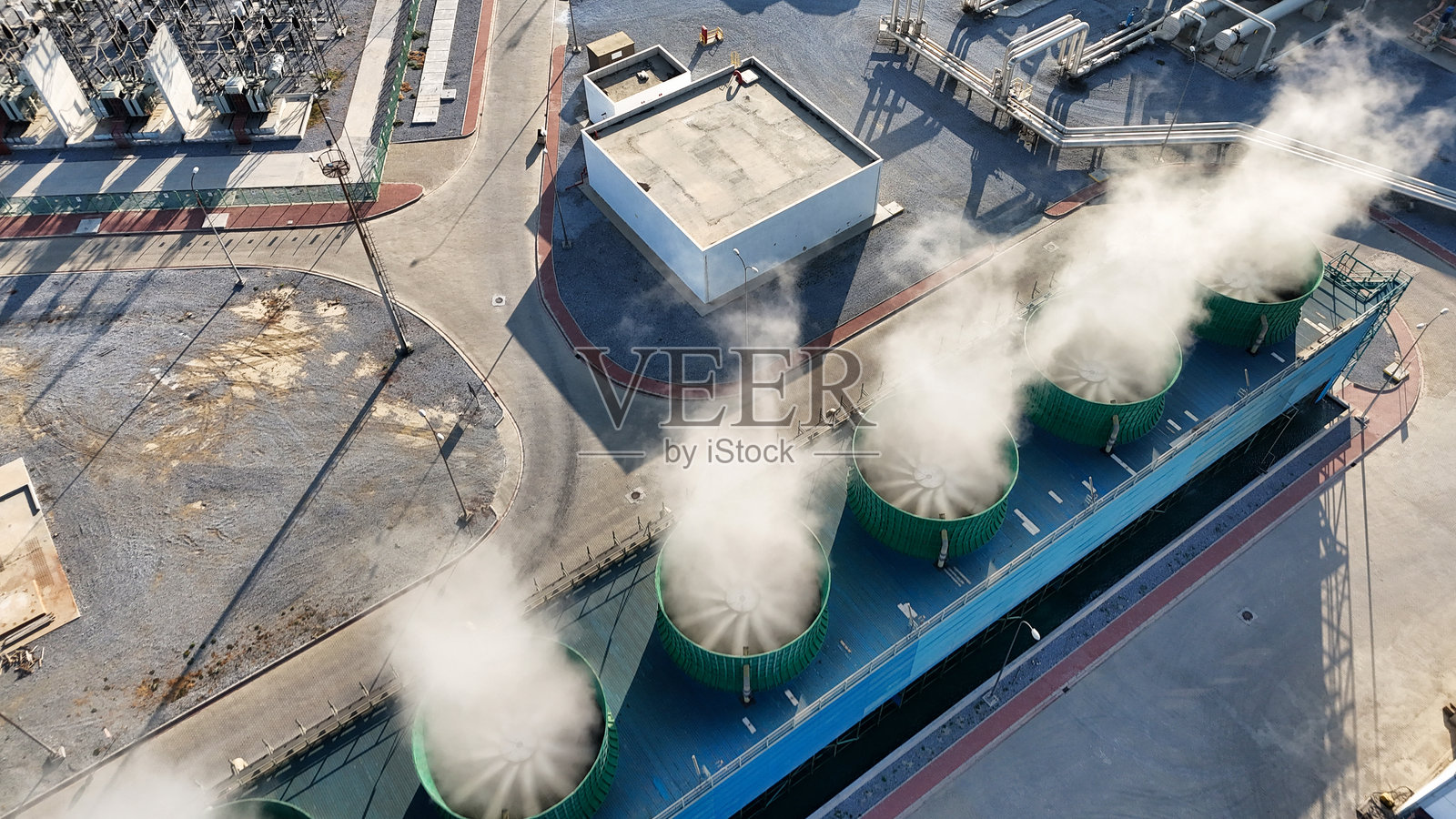 地热冷却塔和电力基础设施照片摄影图片