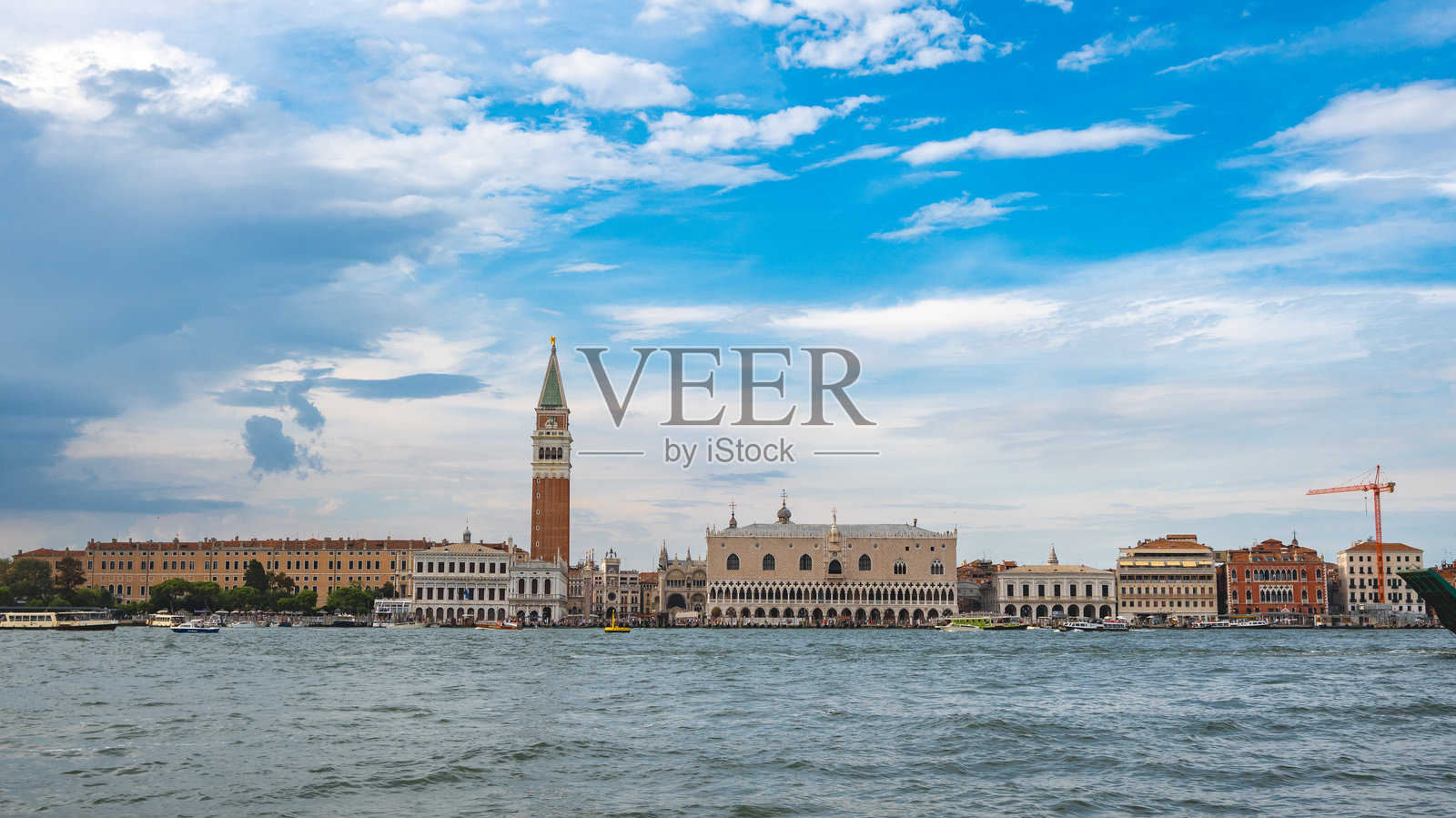 圣马可区的全景，包含钟楼和总督宫。照片摄影图片