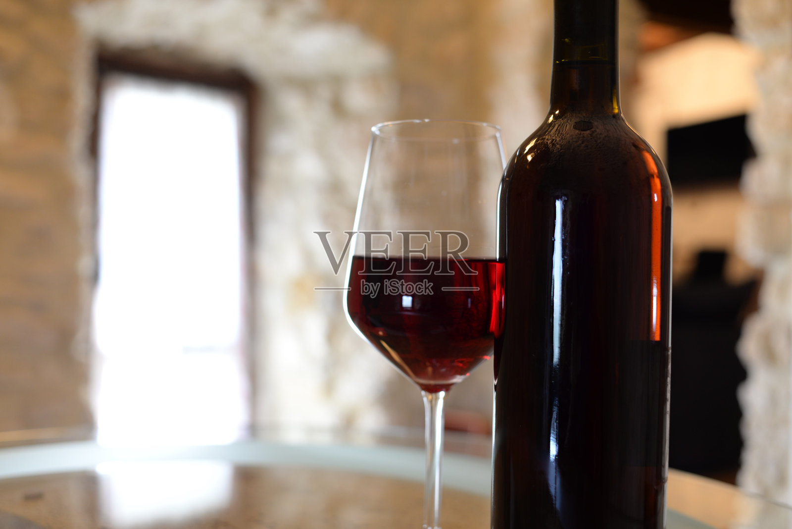 一瓶红酒和一个酒杯照片摄影图片
