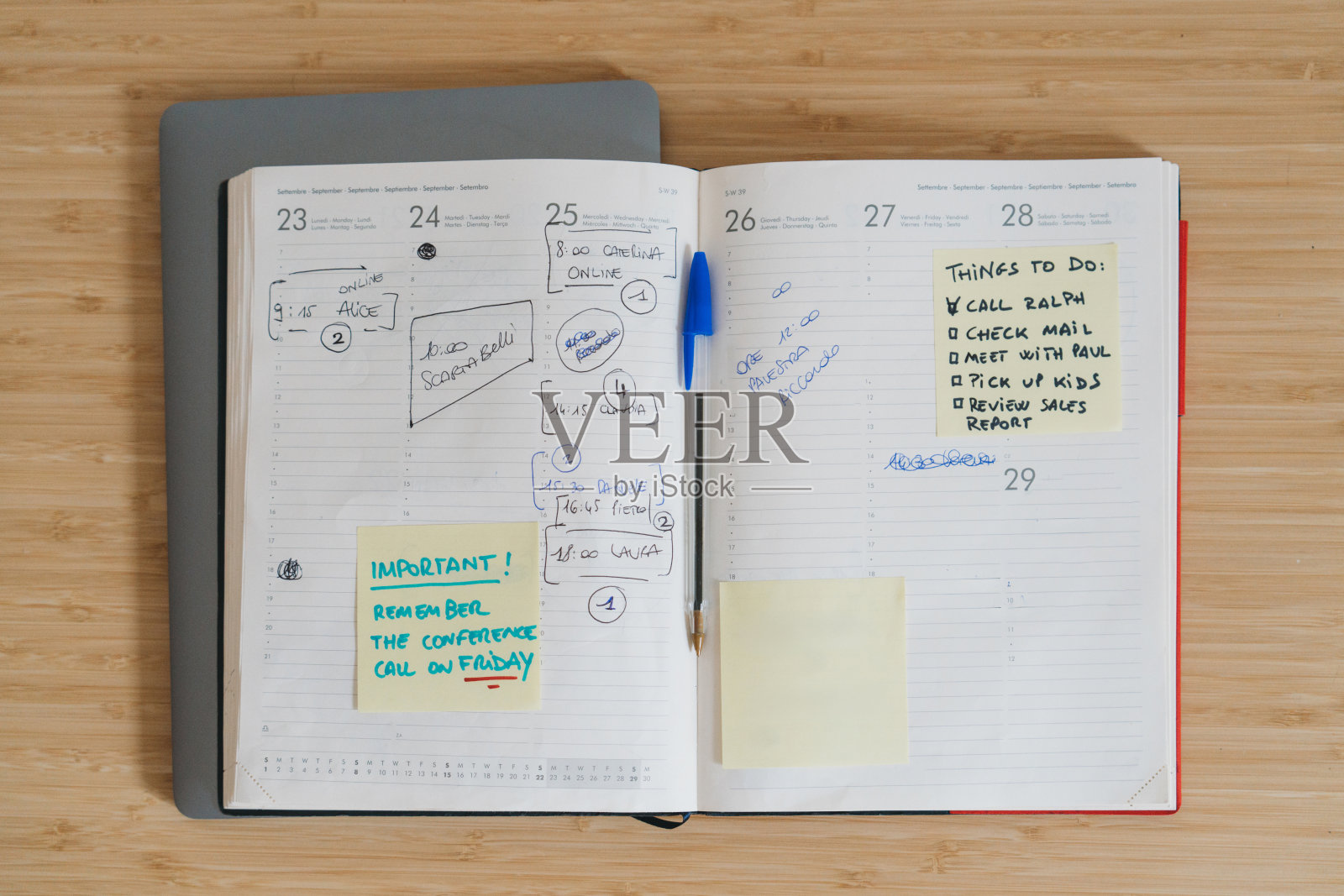 开放的日程安排，包含约会、笔记和提醒，以便高效工作规划照片摄影图片