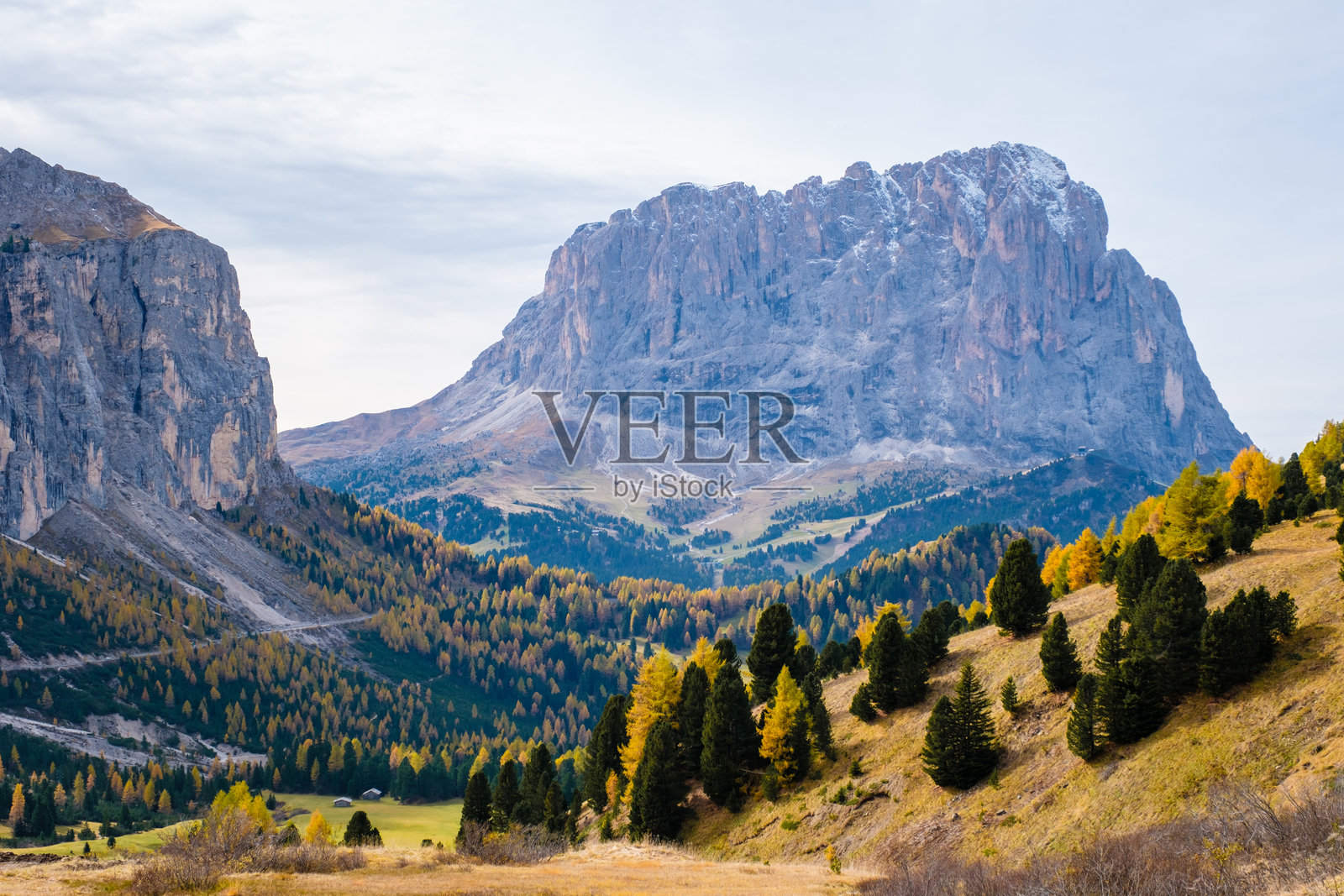 壮丽的秋色映衬着意大利多洛米蒂山脉的壮观峰峦，静谧的下午时光。照片摄影图片