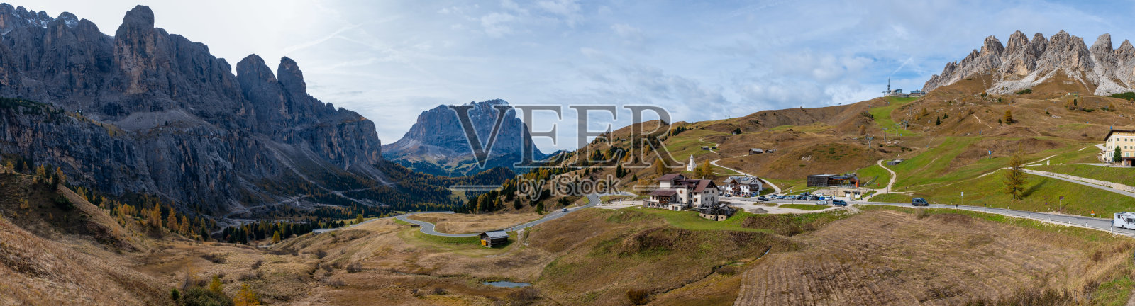 意大利秋日光影下的多洛米蒂全景，宁静的风景和迷人的小村庄照片摄影图片