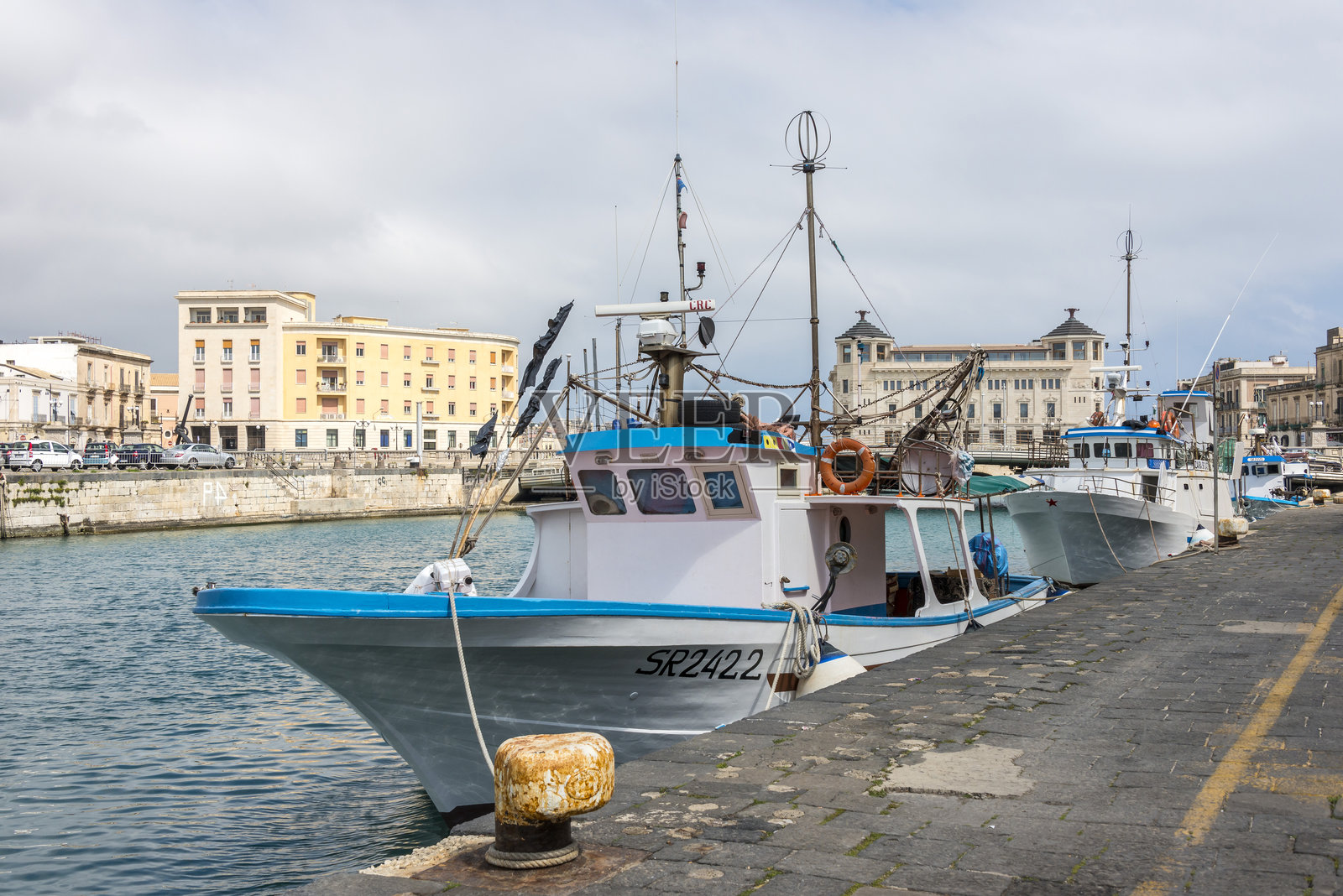 西西里岛锡拉库萨港口的渔船照片摄影图片
